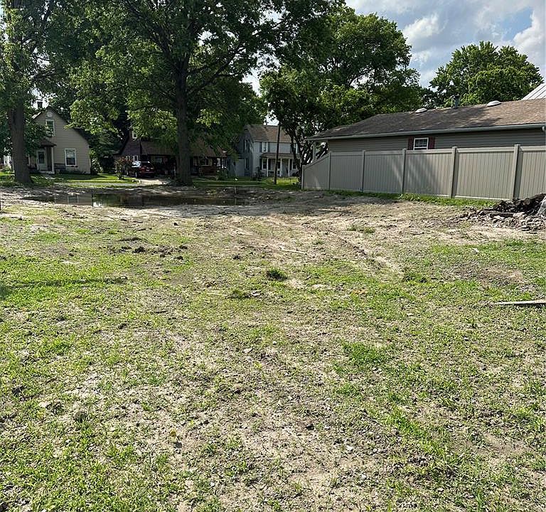 1st image of 400 Napolean St