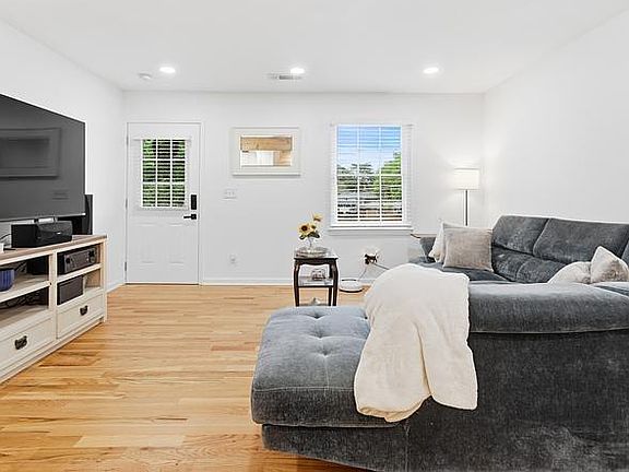 3rd image of 1611 Carlton Ave