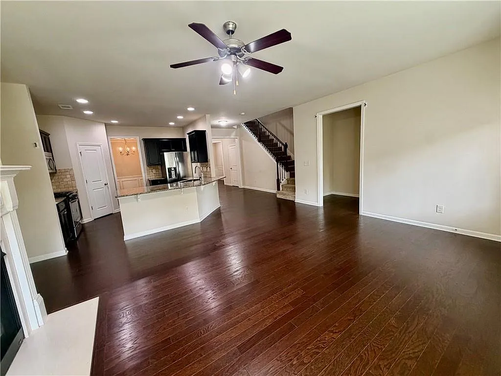 4 bed, 2.5 bath, 2358 sqft, $2,775 — Photo 4