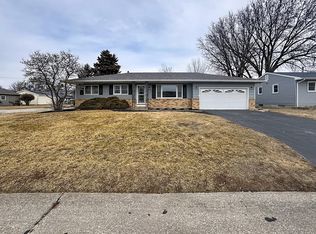 1005 5th St #A, Hampton, IL 61256