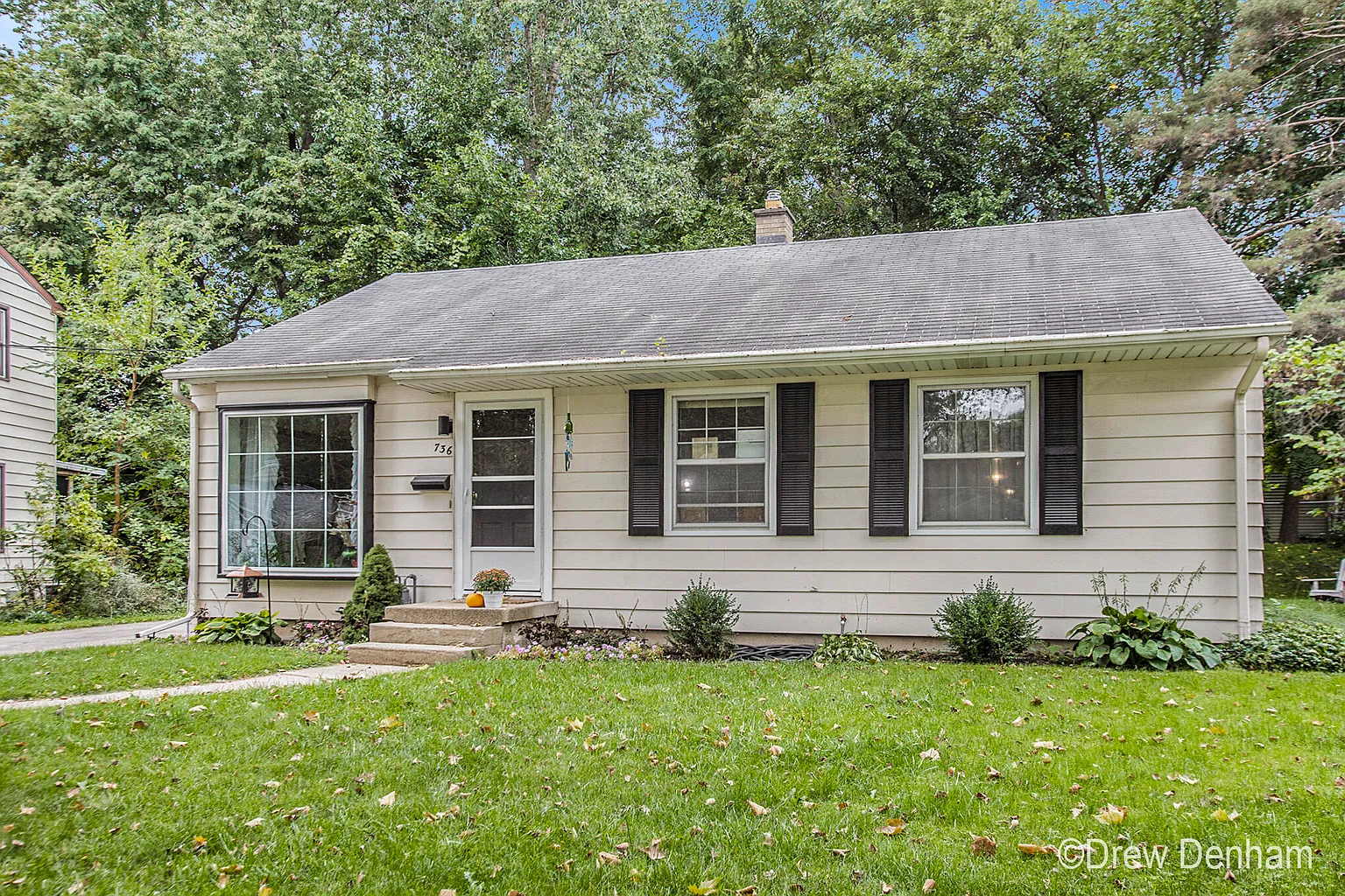 736 Barnett Pl NE photo 1