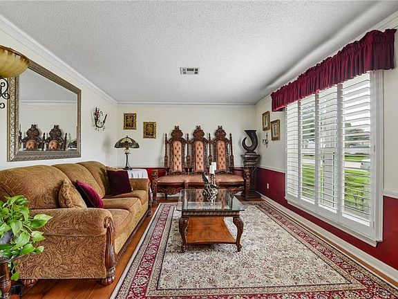 3rd image of 19 Park Timbers Dr