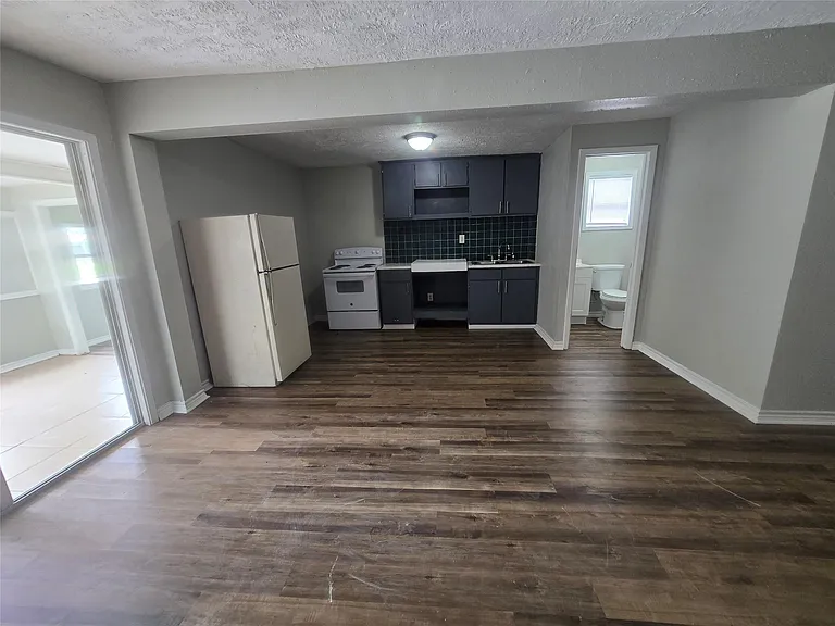 202 N Logan St — Photo 7