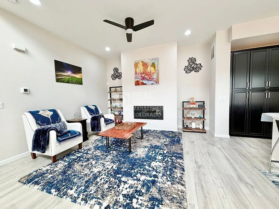 Highlands Ranch 4br/3ba Modern Home on Corner Lot — Photo 3