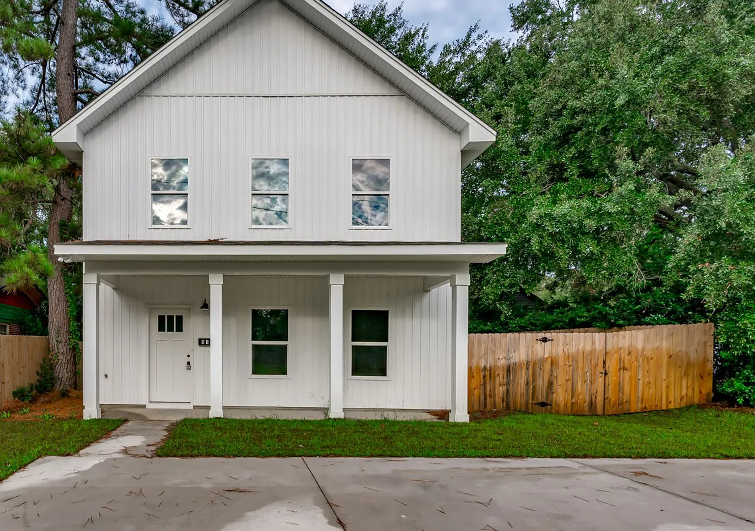 Pre-Leasing for the 27-28 School Year! Unbeatable Location — Photo 3