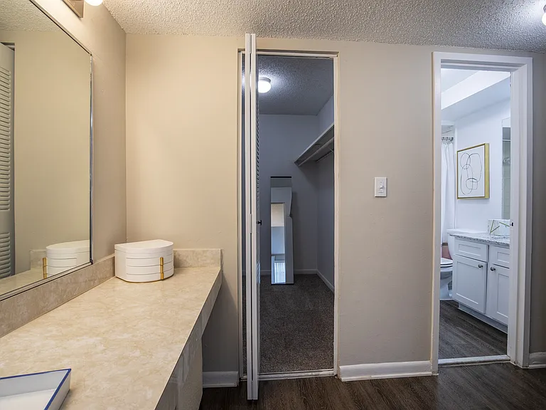 Del Oro Apartment Homes — Photo 12