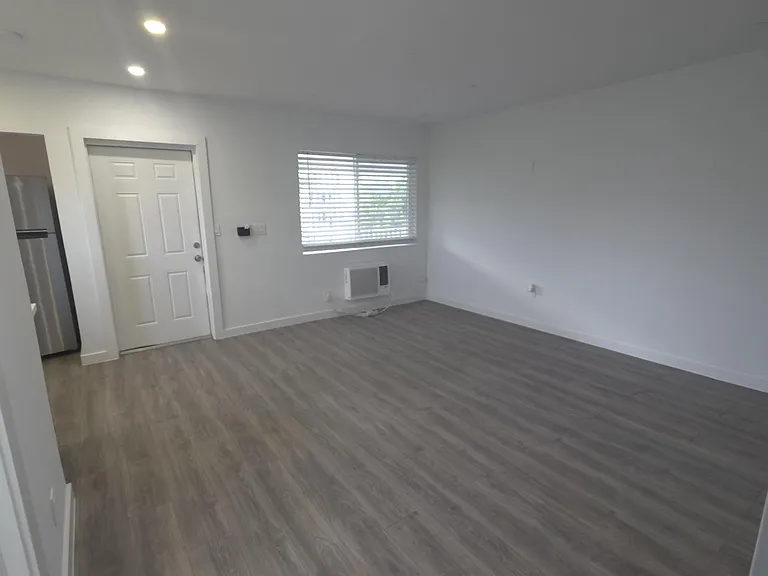 906 N Riverside Dr #1-9 — Photo 8