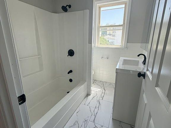3rd image of 21 Jones St