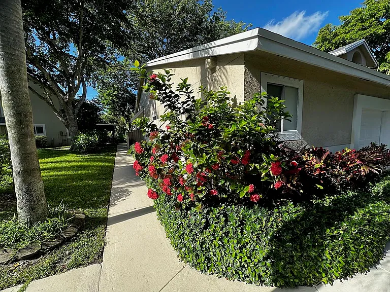 2173 Discovery Cir W — Photo 31