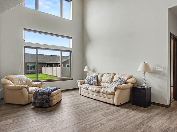 4th image of E Meadowside Pl