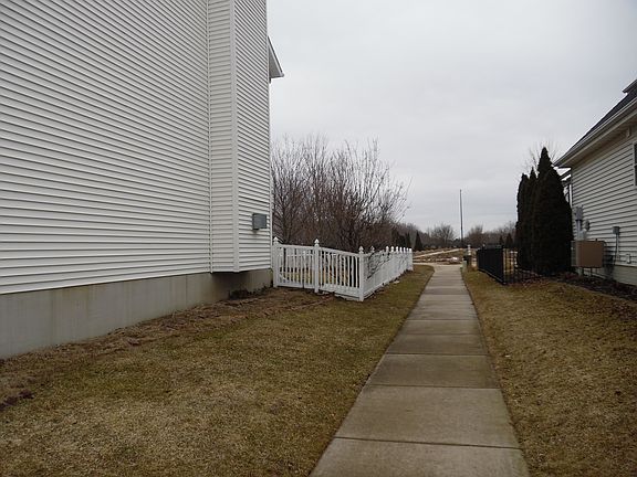 Walkway to McGraw Park