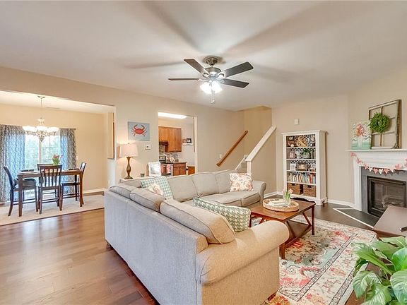 3rd image of 8907 Hollycroft Ct