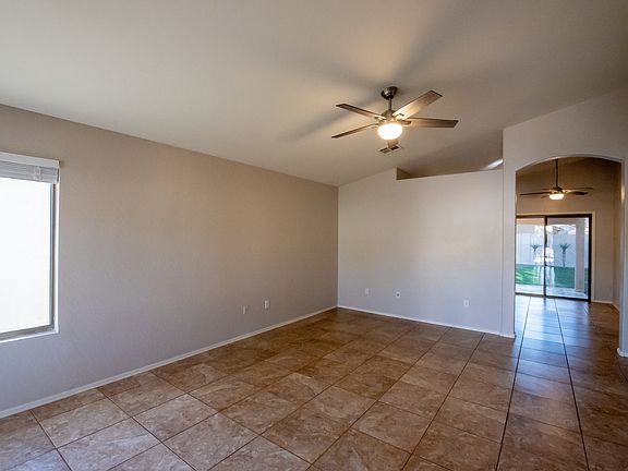 3rd image of 833 E Ross Ave