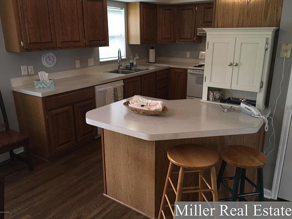 3rd image of 843 S Charlton Park Rd
