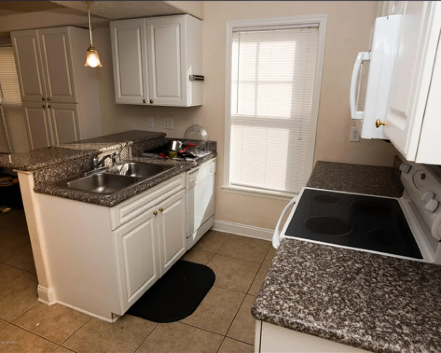 2 bed, 2.5 bath, 1400 sqft, $1,450 — Photo 3