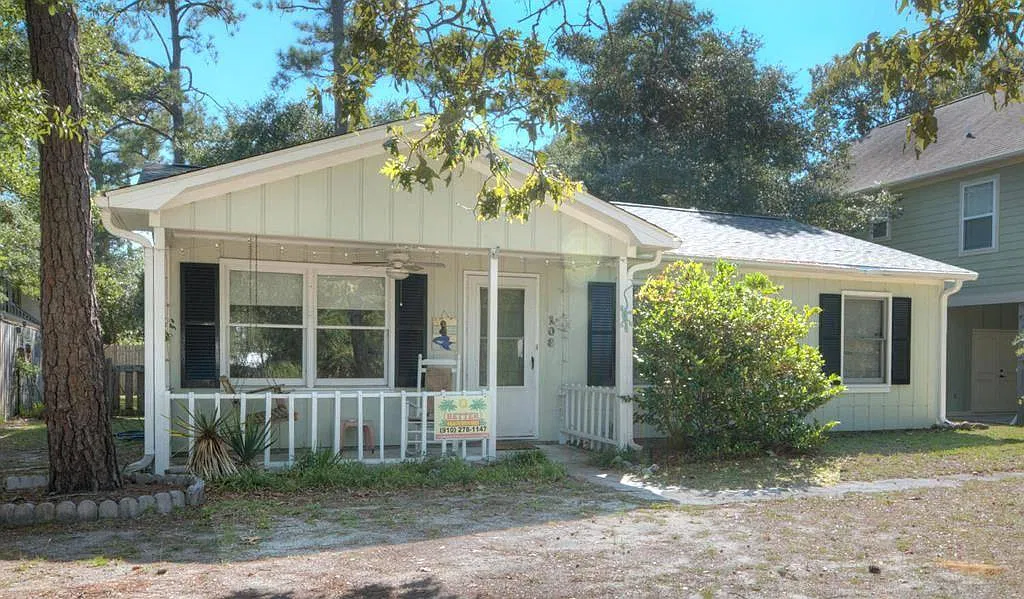 3 bed, 1.5 bath, 1001 sqft, $1,800 — Photo 1