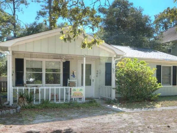 106 NE 26th St, Oak Island, NC 28465