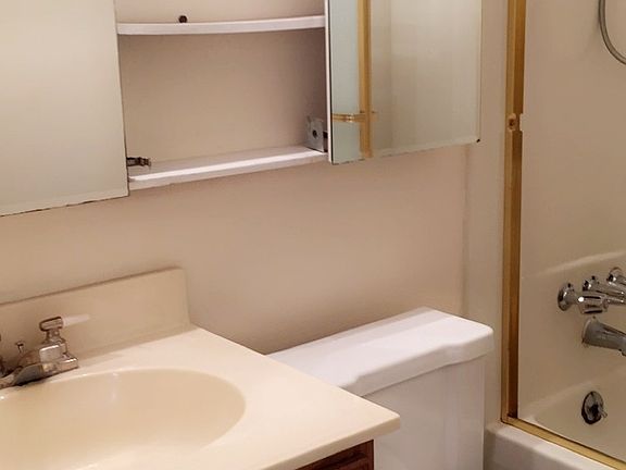 Upstairs Full Bathroom