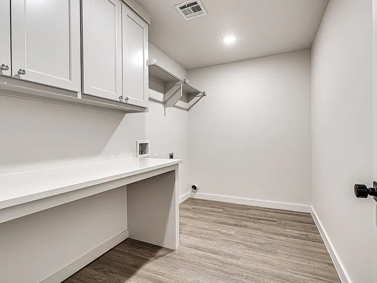 614 W 2nd St #110 — Photo 25