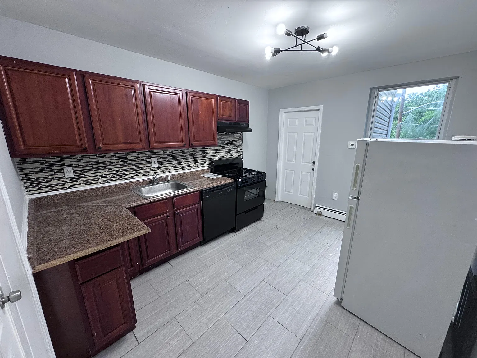 3 bed, $2,500 — Photo 1