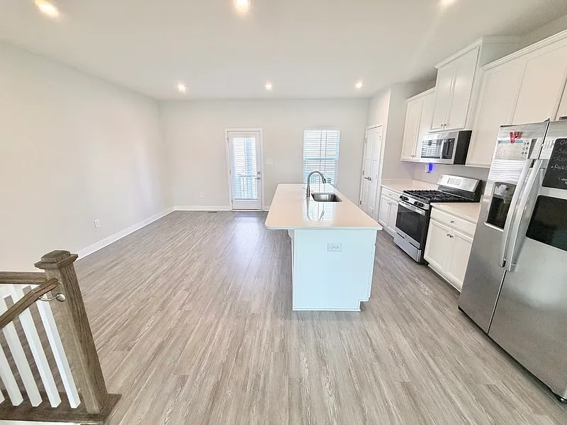 3 bed, 2.5 bath, 1960 sqft, $2,395 — Photo 3