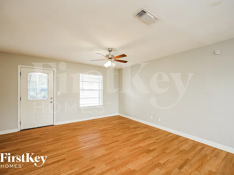 1802 Wilsons Creek St — Photo 3