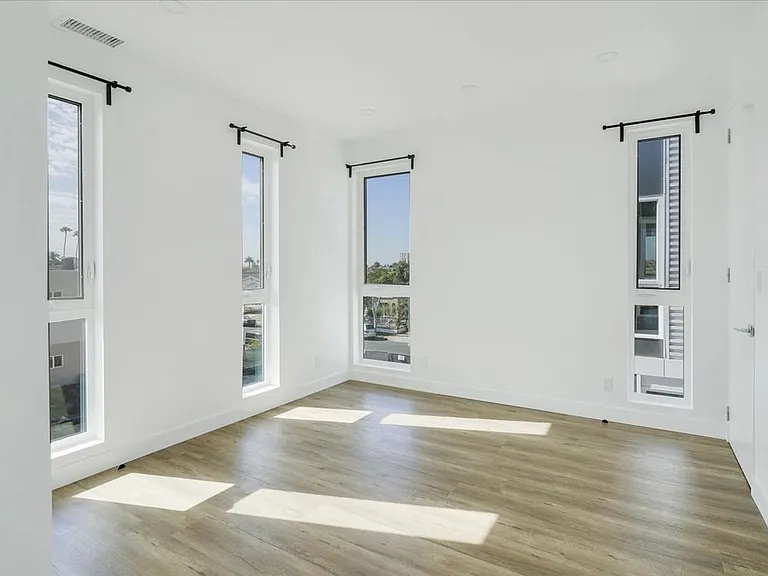 4553 Saturn St — Photo 14