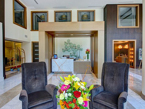 1T - Concierge Desk
