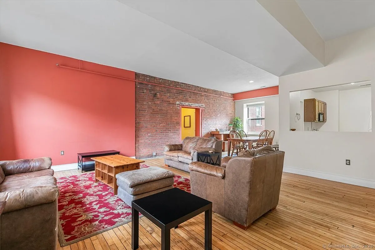 3 bed, 2.0 bath, 1452 sqft, $2,700 — Photo 1