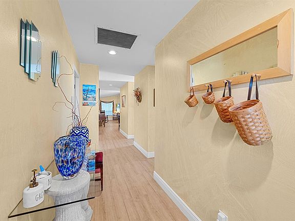 4th image of 6809 SE Yorktown Drive