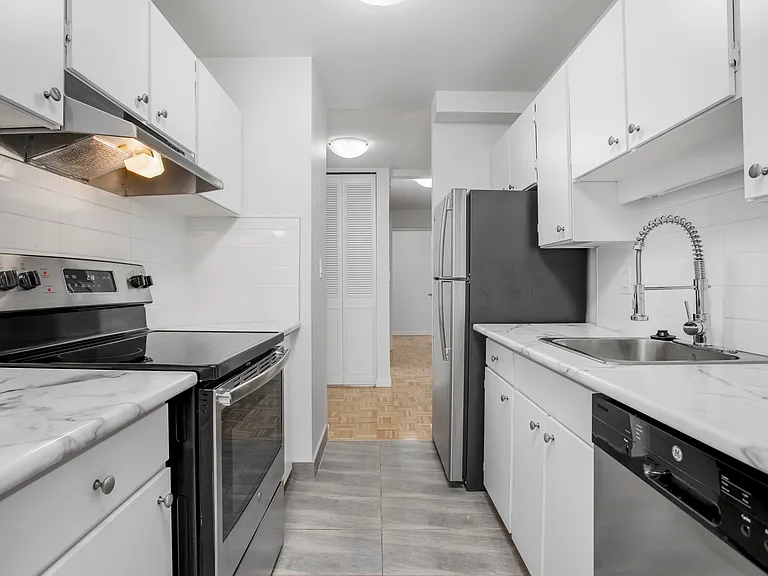935 Marine Dr — Photo 31