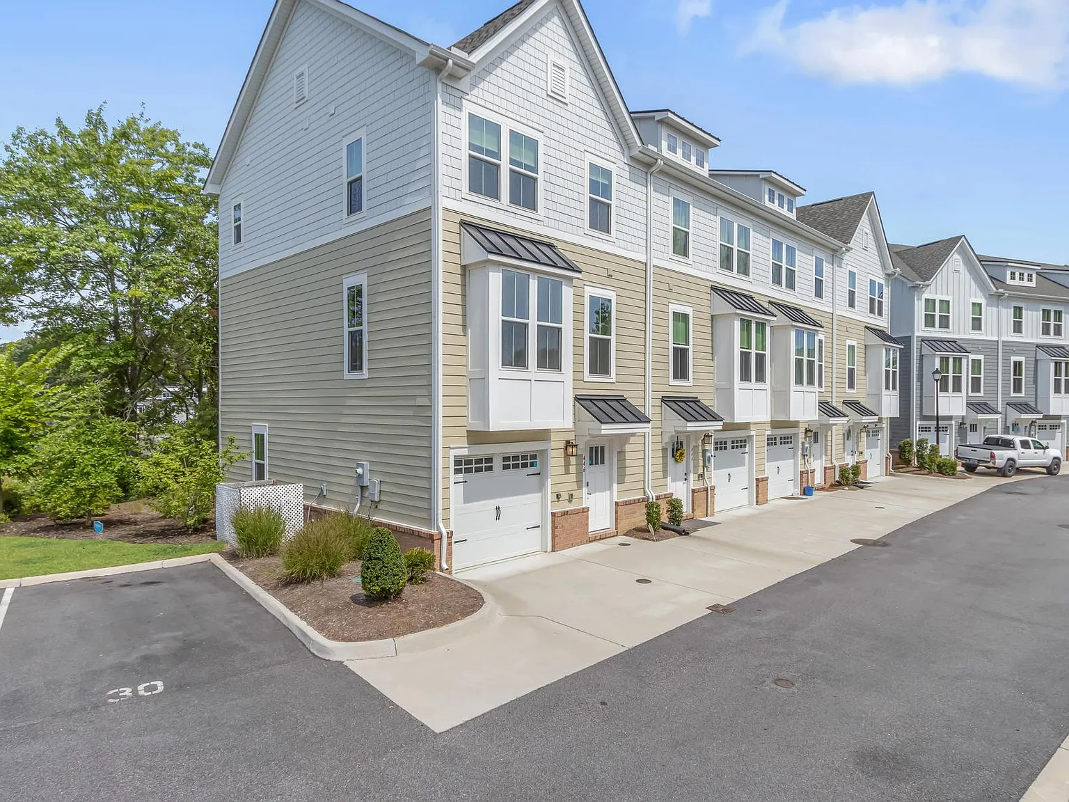3 bed, 2.5 bath, 1832 sqft, $2,800 — Photo 3
