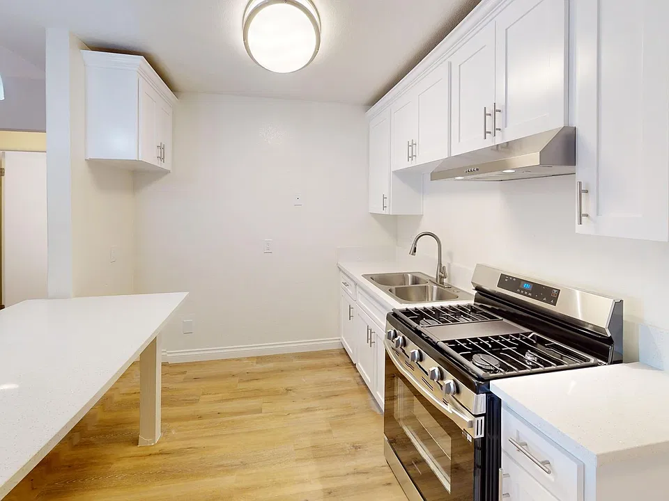 Council Apts..Spacious Gorgeous Apartment Available..Great Location.. CALL NOW!!