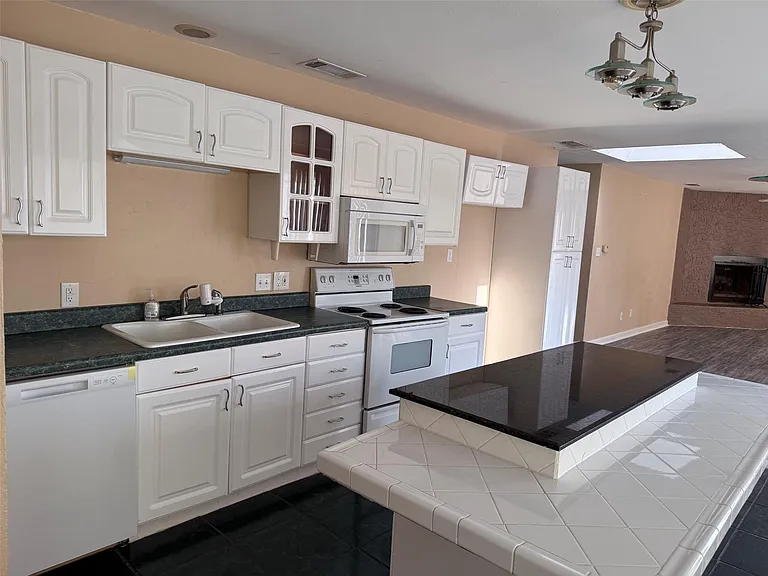 2110 Lariat Trl — Photo 11