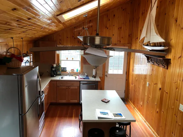 20 Rockland St, Narragansett, RI 02882