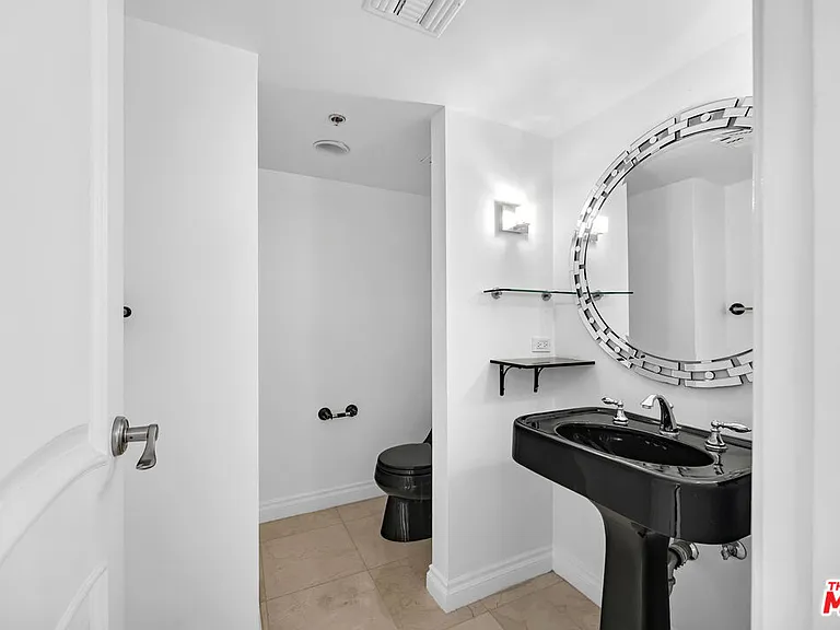 10660 Wilshire Blvd #701 — Photo 21