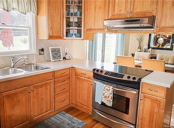 5th image of 170 Pleasant Gardens Dr