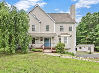 23 Fieldstone Dr, Palmer, MA 01069