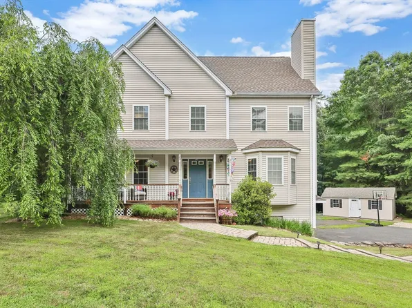 23 Fieldstone Dr, Palmer, MA 01069