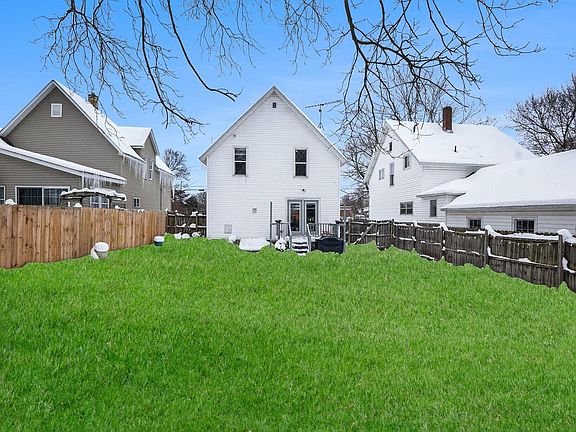 3rd image of 208 W Sheridan St
