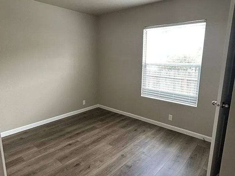 515 E Walnut St — Photo 12