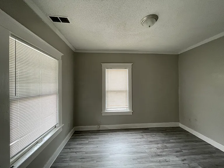 926 Stafford Ave — Photo 2