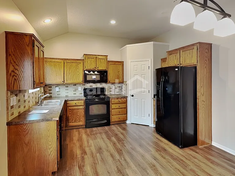 643 E Apache St — Photo 3