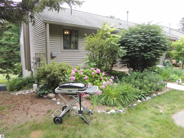 11255 E Fort Rd APT D4, Suttons Bay, MI 49682