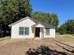 523 N Weaver St, Gainesville, TX 76240