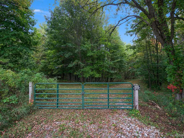 1848 Stonehouse Dr, Gregory, MI 48137