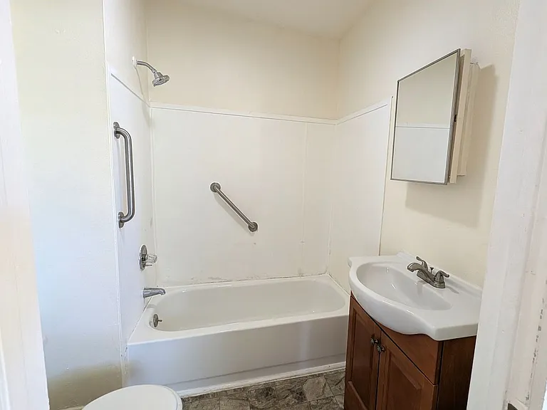 370 Monroe Ave — Photo 9