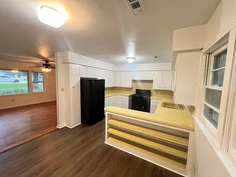 2124 W Wedington Dr — Photo 4