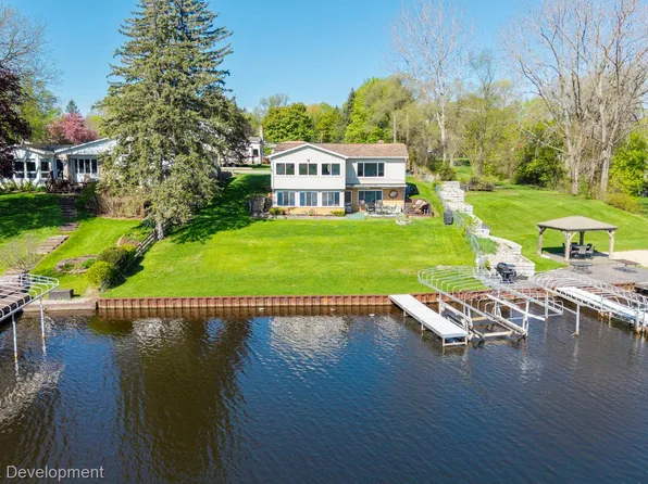 8081 Granada Ave, Brighton, MI 48114