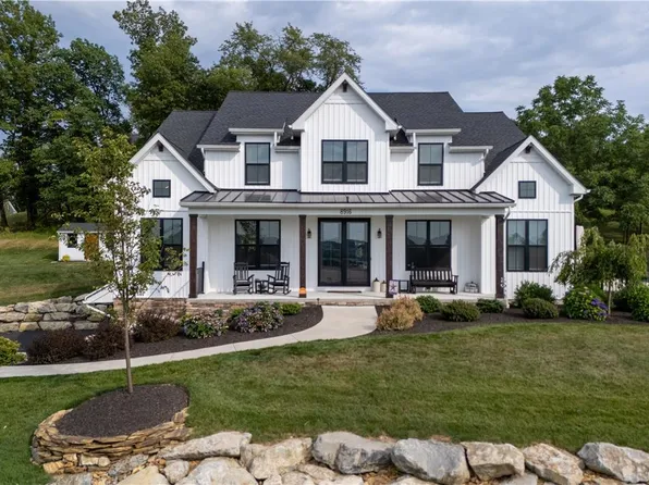 8916 Valley West Dr, Breinigsville, PA 18031